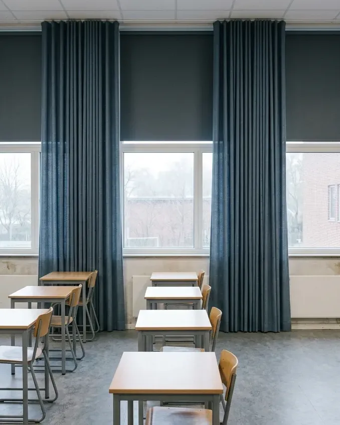 Mörkläggande rullgardiner och gardiner i ett klassrum